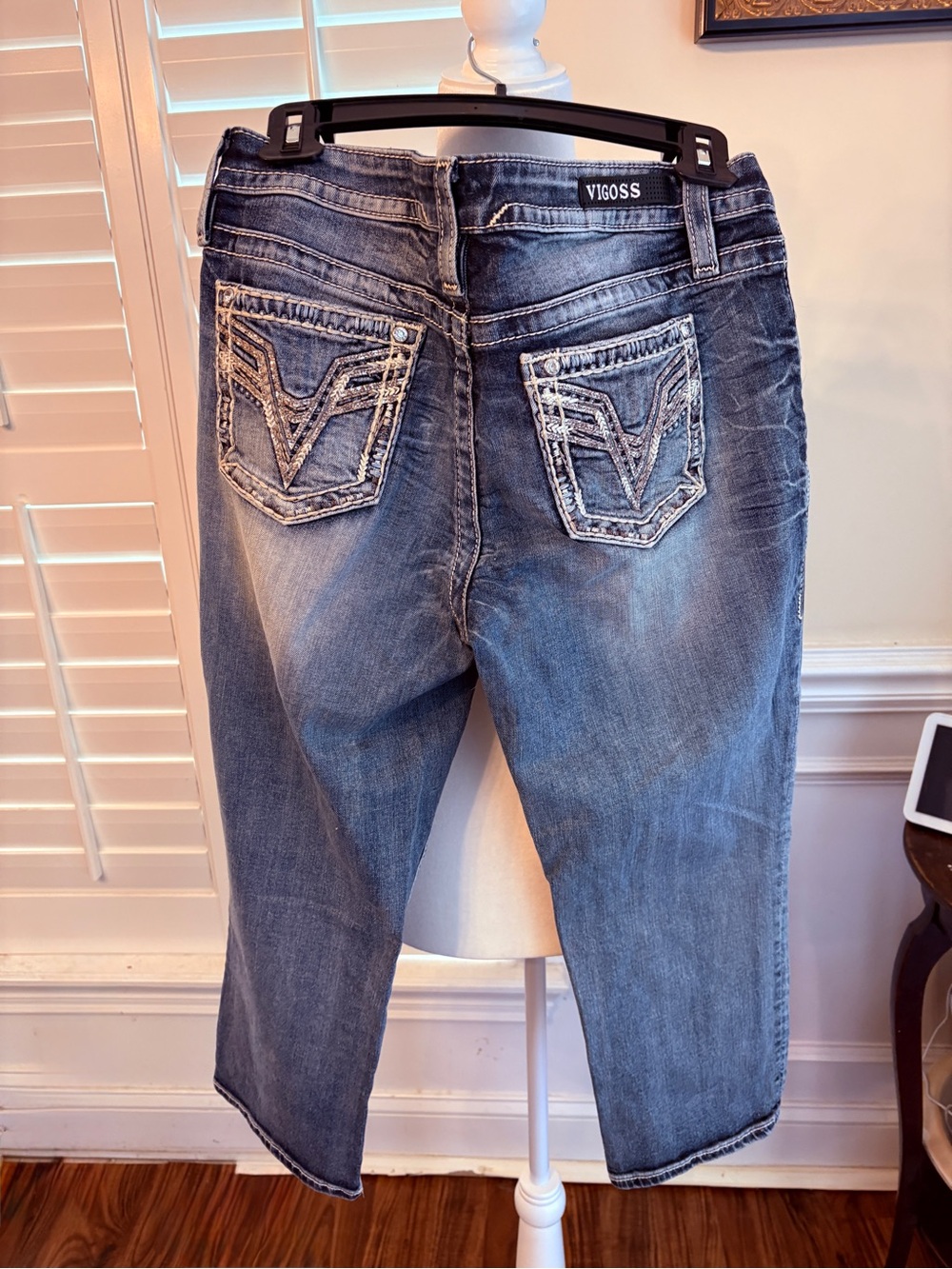 Vigoss Women's Cropped Jeans in Faded Blue Wash - Picture 4 of 10